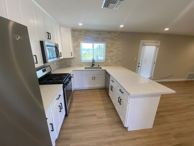 Building Photo - Recently Renovated! 4BD/2BA