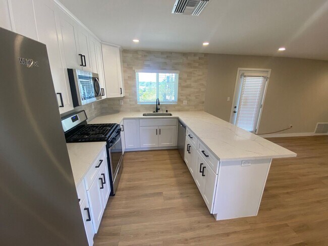 Foto del edificio - Recently Renovated! 4BD/2BA