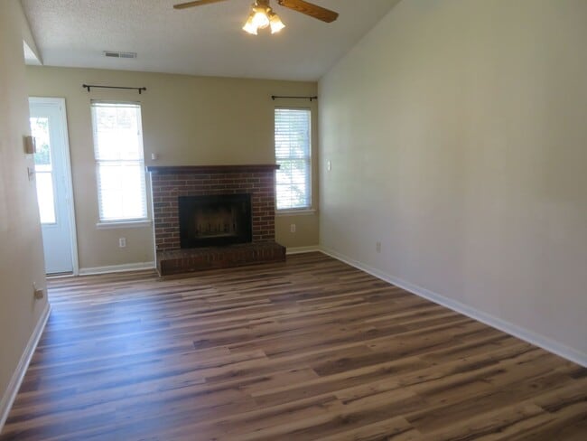 Building Photo - 2 BR 2 BA Duplex