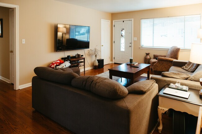 Building Photo - 417 Forest Glen Dr