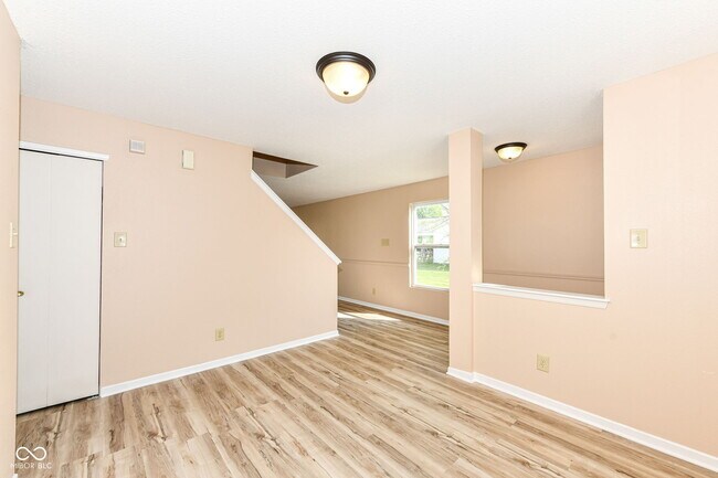 Foto del edificio - 1155 Redwood Dr
