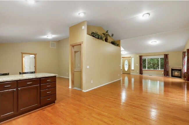 Building Photo - 13900 Hidden Heights Ln NE