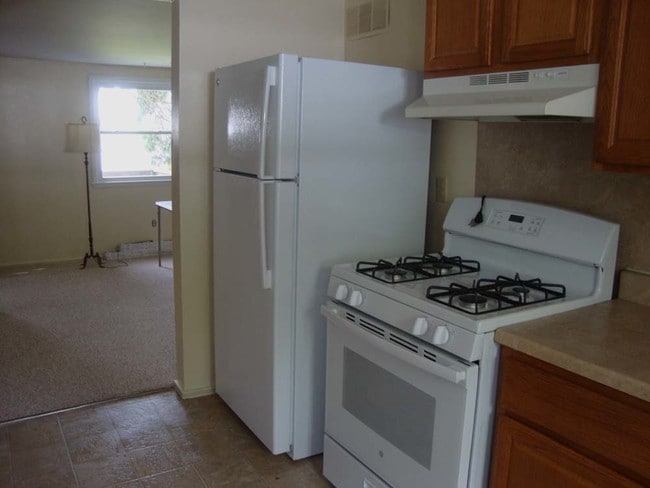 Cocina con sala de estar visible a la izquierda. - 698 Charlotte Ave