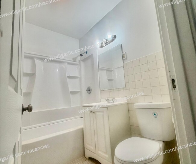 Foto del edificio - 3 Large Bedrooms • 1 Full Bathroom.  Spacious home ready for immediate move-in.