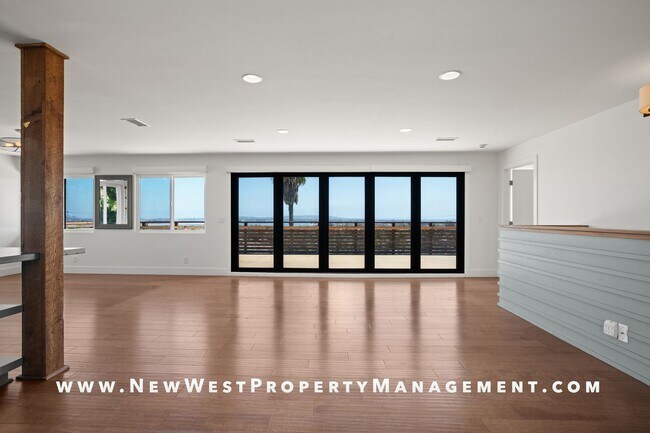 Foto del edificio - Exquisite Pacific Beach 4 bedroom located on a quiet cul-de-sac in the coveted Floral Terrace com...