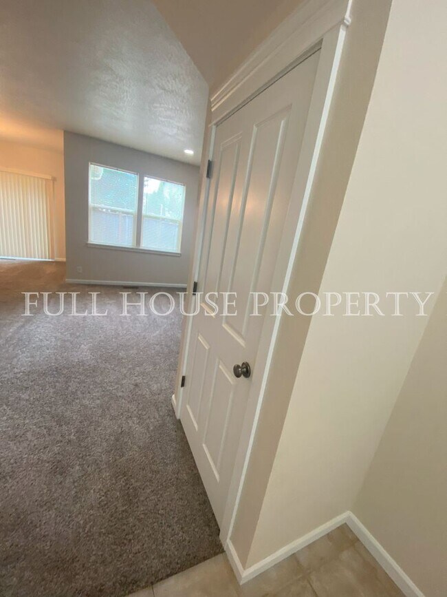 Foto del edificio - 3 br, 2.5 bath House - 5521 King Arthur Ct.
