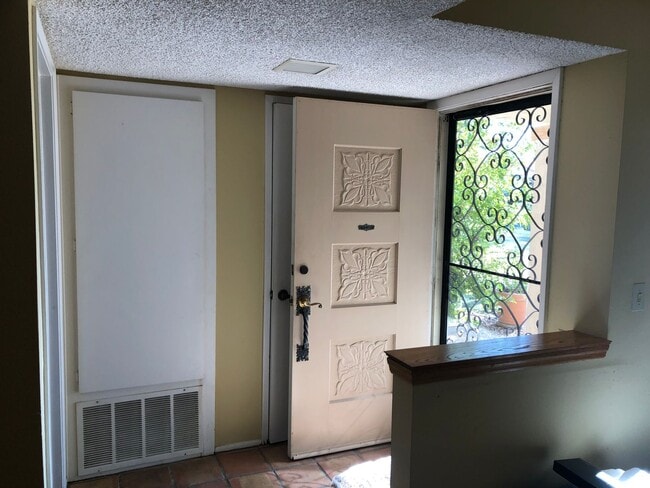 Building Photo - Lovely home with all the comforts of home. Short or Long term furnished term furnished or unfurni...