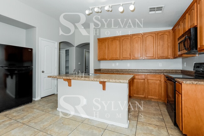 Building Photo - Lease today! No extra charge for contentment and relaxation!