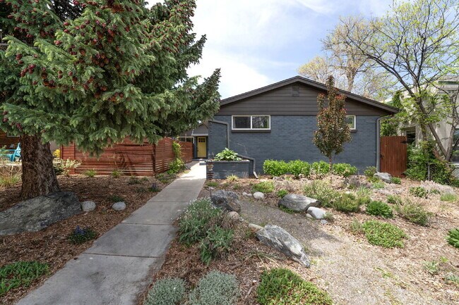 Foto del edificio - Beautiful 2-Bedroom Duplex with Granite Countertops & Hardwood Floors in the Heart of Denver!
