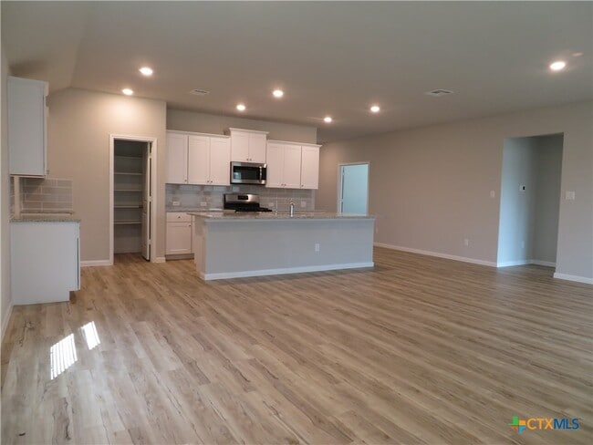 Foto del edificio - 554 Blue Stem Rd