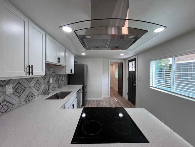 Building Photo - Just renovated! Stunning High-End Finishes!