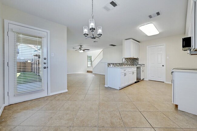 Foto del edificio - Fenced Yard, Fresh Paint, Open Floor Plan