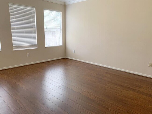 Building Photo - 2747 Lofty Elm St