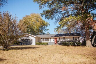 Building Photo - 2923 E Eastmoor Dr