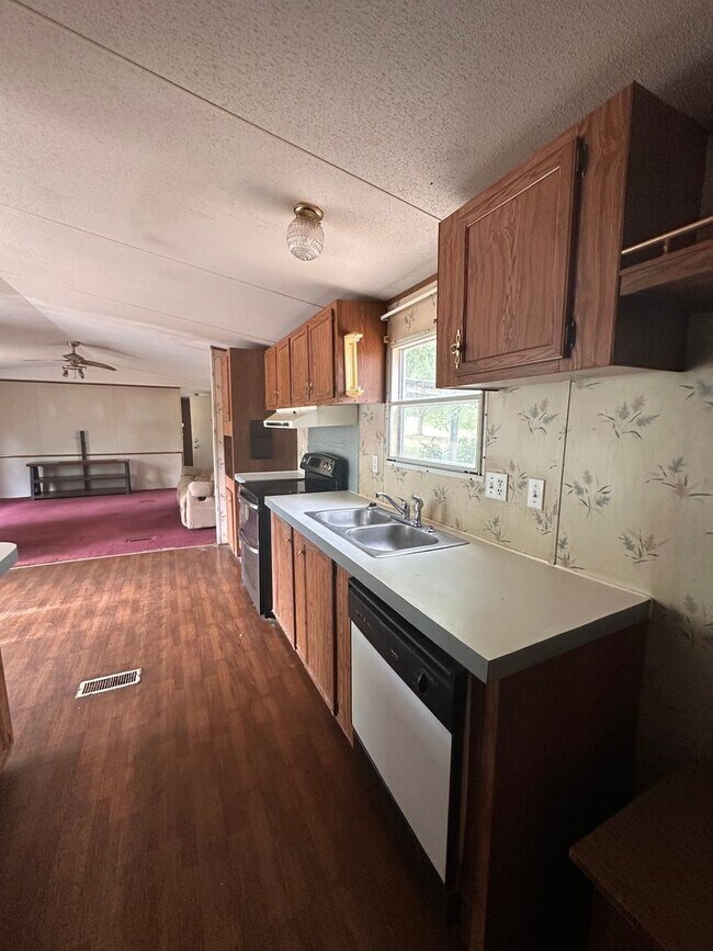 Building Photo - 3 Bed/2 Bath Home- Under Renovations
