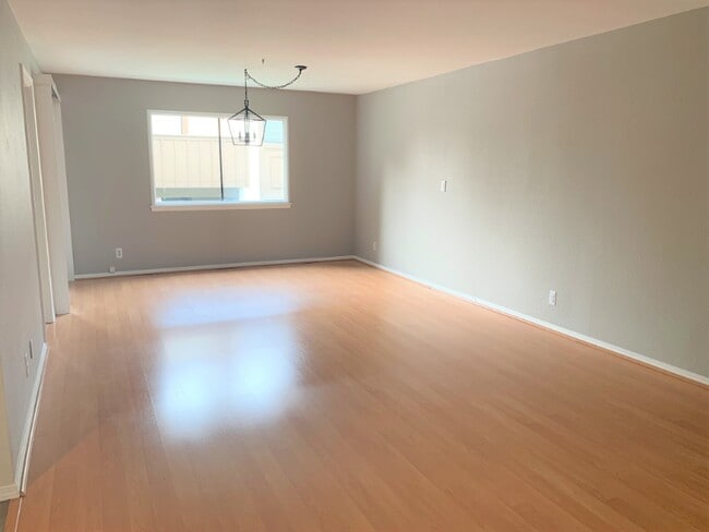 Building Photo - 1122 Woodside Rd