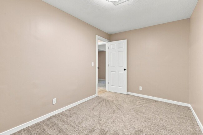 Building Photo - 350 Skyline Dr
