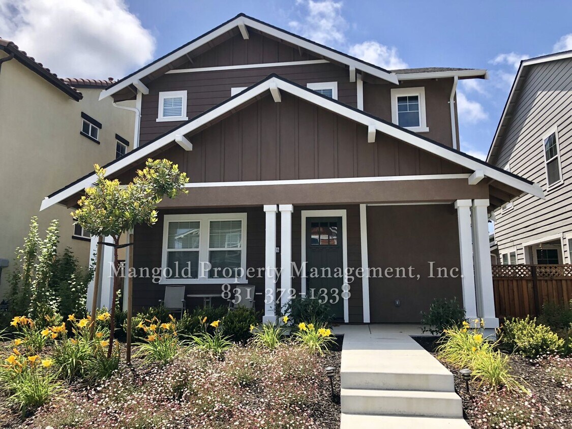 Foto principal - Spacious Two Story 3 Bed 2 Bath Home Locat...