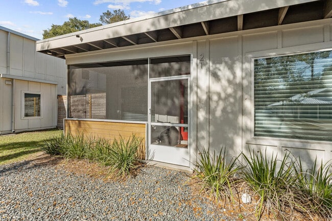 Building Photo - 21 Pearl St