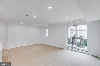 Building Photo - 705 S 19th St