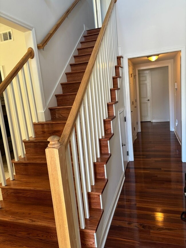 Building Photo - 3 bdrm 2.5 bath in downtown area