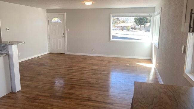 Building Photo - 2615 Meadowlark Ln