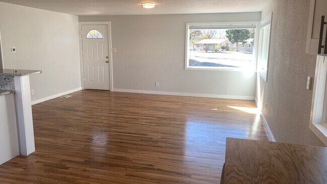 Foto del edificio - 2615 Meadowlark Ln