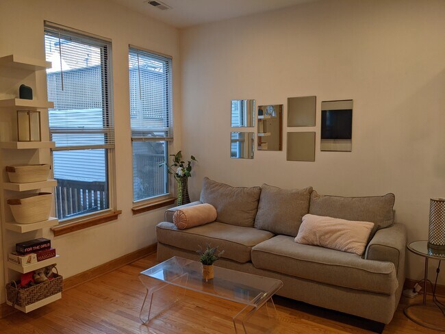 Livingroom - 2425 N Greenview Ave