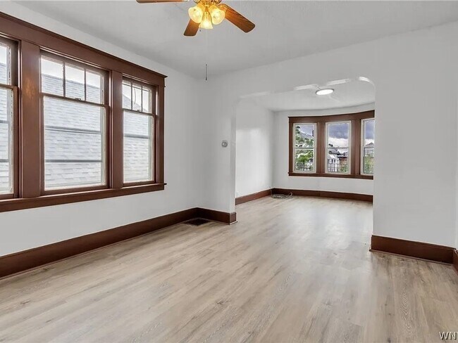 Building Photo - 4 Bedroom Duplex in Buffalo
