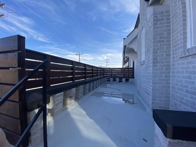 Building Photo - 2019 S Big Bend Blvd