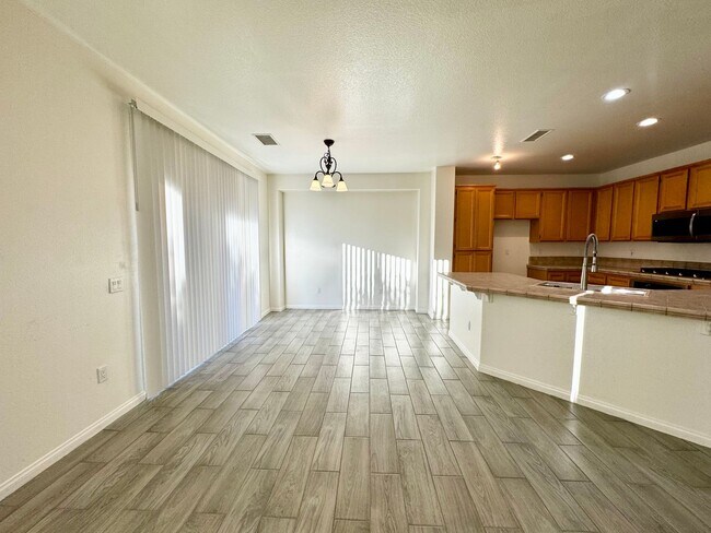 Foto del edificio - AVAILABLE NOW! BEAUTIFUL 3 Bedroom / 2  Ba...