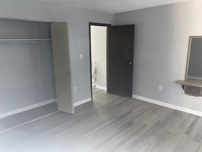 Building Photo - Location, location, location! 875 SF Unit-...