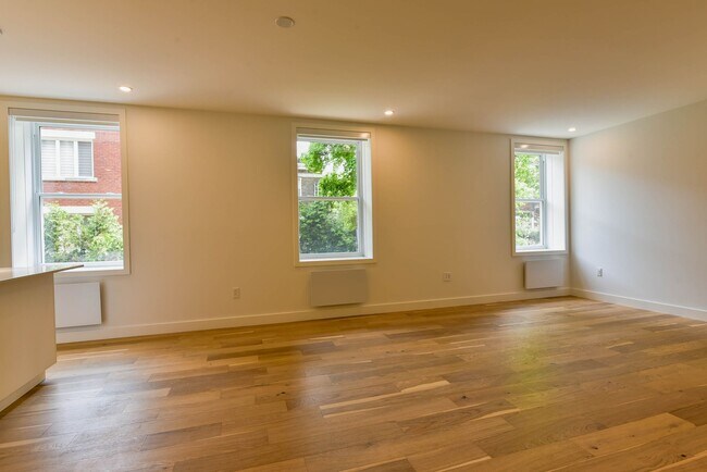 Building Photo - 590 Av. Outremont