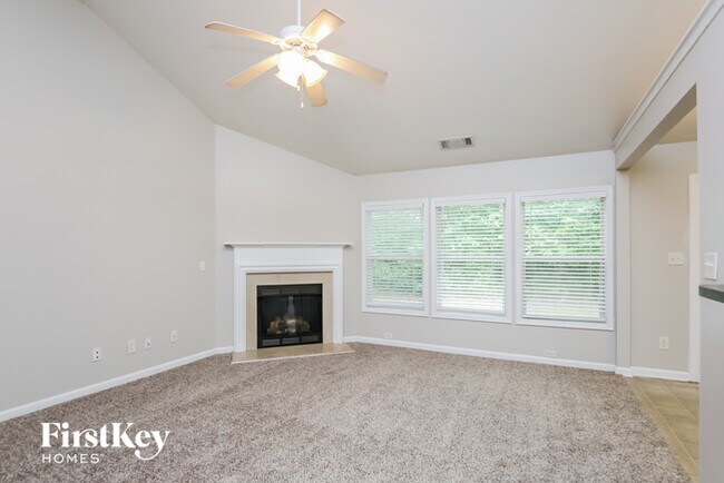 Building Photo - 2557 Woodford Ln NE