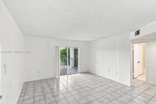 Foto del edificio - 8660 SW 212th St