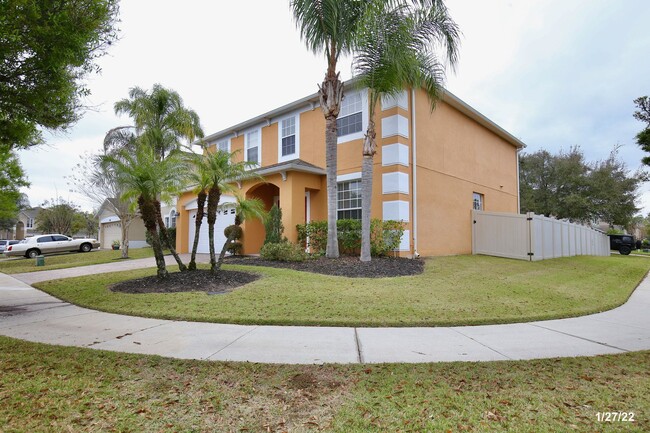 Foto del edificio - Beautiful 4/2.5 Corner Lot Home with a 2 C...