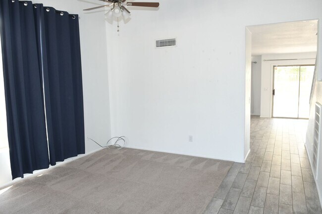 Foto del edificio - 16025 W Diamond St