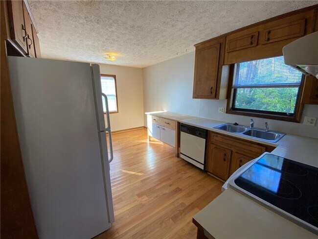 Building Photo - 178 Castleair Ct NE
