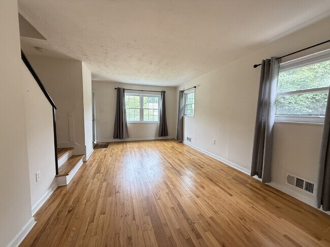 Building Photo - Updated Duplex in Prime Location with Ample Outdoor Space