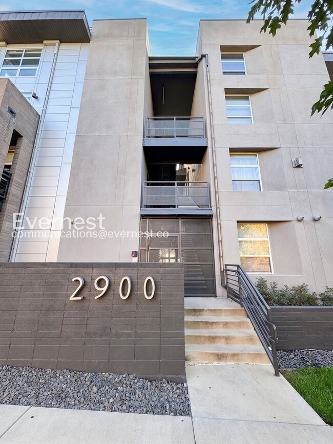 Building Photo - 2900 Wyandot St