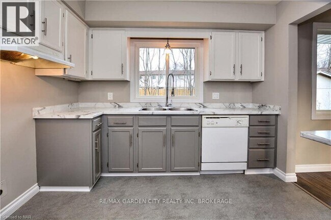 Building Photo - 49 Bendingroad Crescent