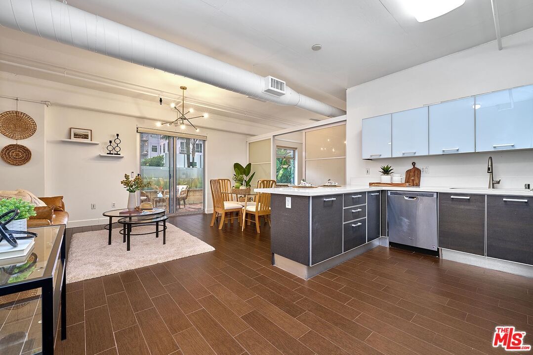 Foto principal - 645 W 9th St
