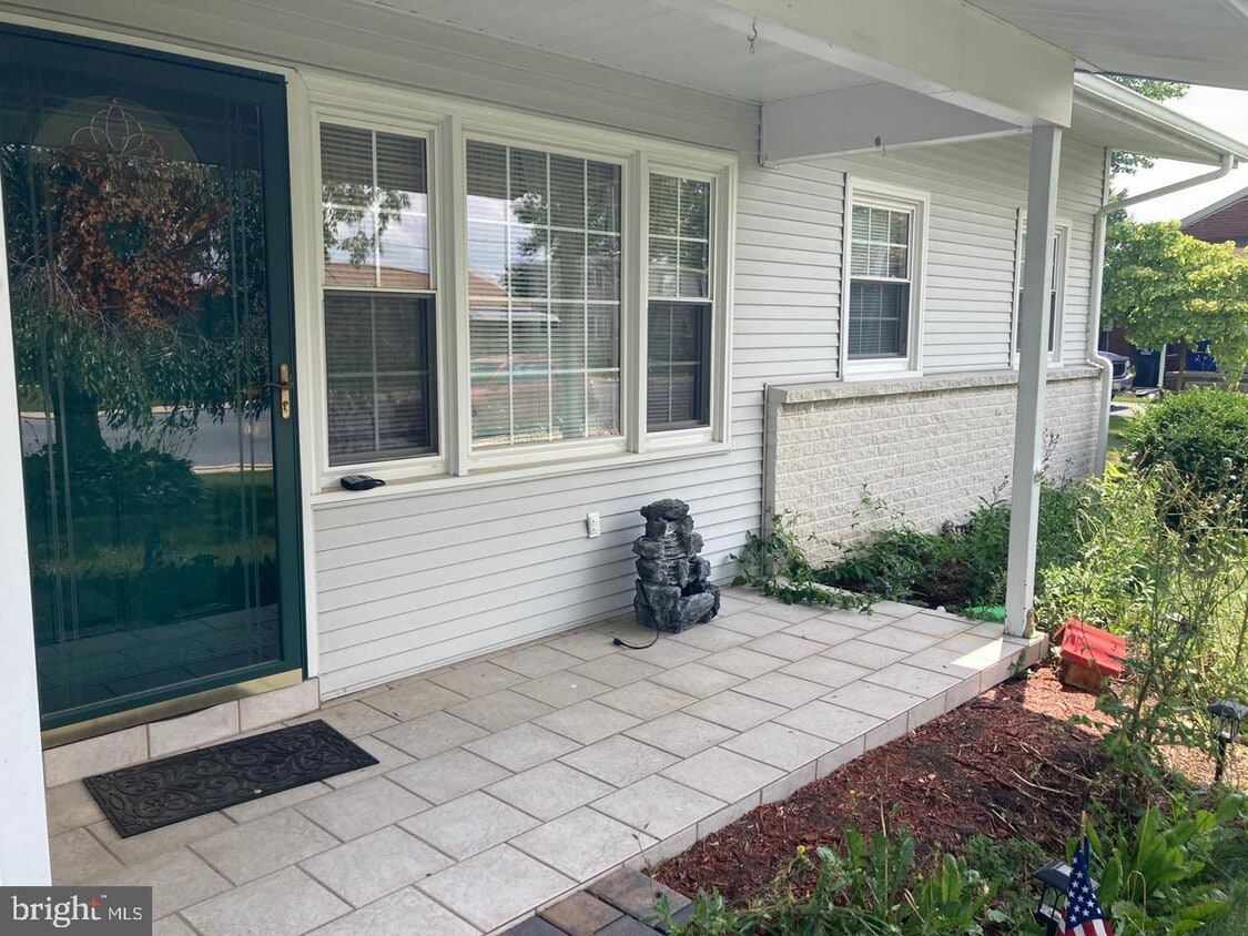 558 W Broad St, New Holland, PA 17557 House Rental in New Holland, PA
