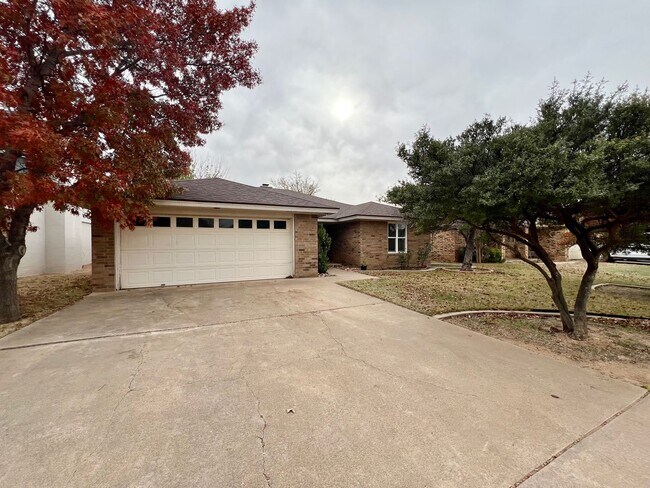 Foto del edificio - Welcome to this charming 3 bedroom, 2 bath...