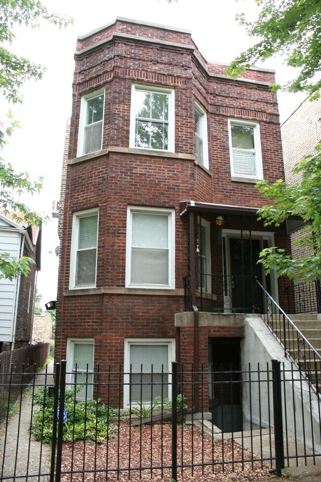 Building Photo - 2930 N Sacramento Ave
