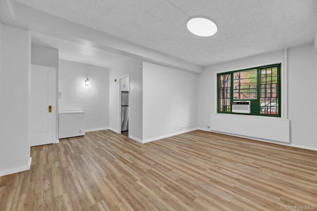 Building Photo - 7 Metropolitan Oval