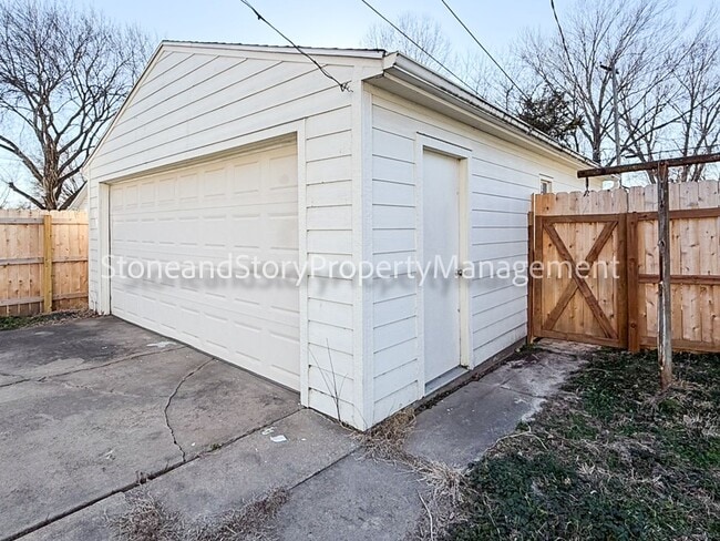 Building Photo - Large 2 story home in Oakland with large garage
