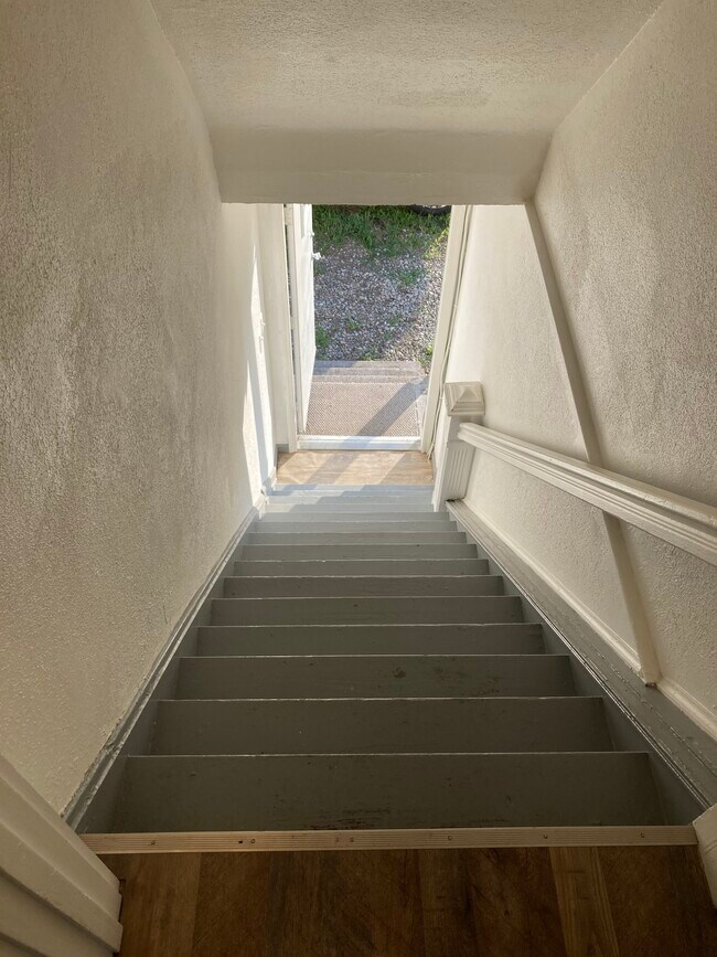 Photo - 1117 N B St Apartments