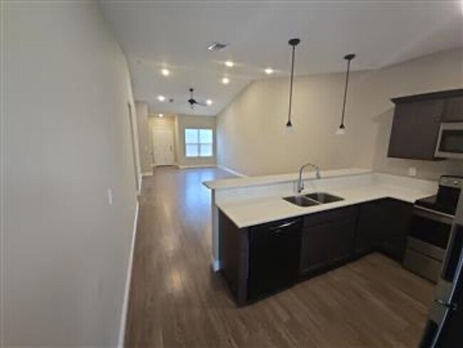 Building Photo - 5519/23 N Edwards Cir