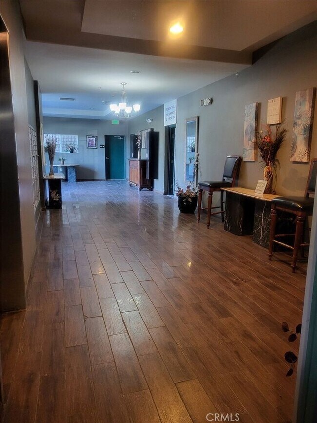 Foto del edificio - 13190 Bromont Ave